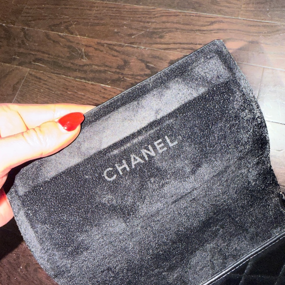 CHANEL: QUILTED LEATHER SUNGLASSES CASE — BLACK - Picture 6 of 7